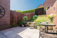 Quiet & Stylish 2-Bed House with Garden & Free Parking - Chambres d’hôtes Cwmbran