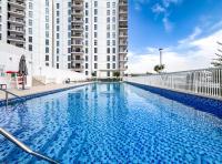 Luxury 4 Bedroom Apartment with Ferrari World and Sea Views, Yas Island Waterfront, Pool, Gym, Playground, Walk to Yas Mall - B&B