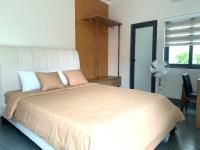 Zimmer mit Kingsize-Bett und Gartenblick.