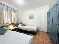 Centrally located apartment perfect for home office & surfing