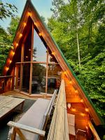 Charming A-Frame Cabin w Hot Tub & Mountain Views - Ferienwohnung