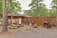 Greers Ferry Lake Escape Cabin with Pool Access - Chambres d’hôtes Higden