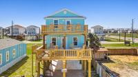 Spacious Surfside House One Minute to Beach - B&B Surfside Beach