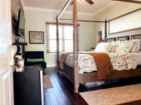 King Suite at The Hummingbird Inn, 1888 Carriage House, Free Parking, Unit B - Chambres d'hôtes Savannah