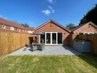 NEW Bungalow - 20-min walk to Quays - Plenty of Parking - Large Garden - Wi-Fi - Chambres d'hôtes Gloucester
