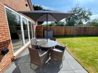 NEW Bungalow - 20-min walk to Quays - Plenty of Parking - Large Garden - Wi-Fi - Ferienwohnung Gloucester