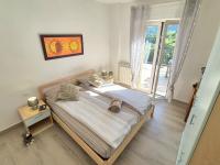 Appartamento Grande con 2 Camere da Letto e Balcone Vista Lago