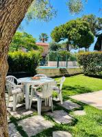 Exclusive 80 sqm apartment with private garden and terrace on the Cap d Antibes, 300 mt from sandy Plage de la Salis - B&B