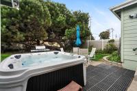 O-Side Beach Bungalow with Jaccuzi Blocks to beach - B&B Oceanside