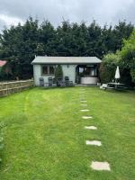 Cosy 2 BR cabin on coast private hot tub ' Driftwood ' - Chambres d’hôtes Stolford