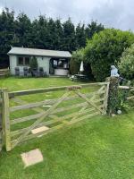 Cosy 2 BR cabin on coast private hot tub ' Driftwood ' - B&B
