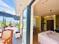 Seafront Penthouse with Sunset Views & Jacuzzi - Bed and Breakfast Vlorë