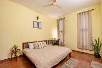 Habitación con cama extragrande.