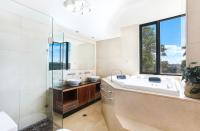 6BR Stunning Waterview & Private Pool - B&B Sydney