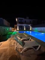 Alaçatı Stone House Fun - Villa with Private Pool - B&B Çeşme