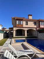Alaçatı Stone House Fun - Villa with Private Pool - B&B Çeşme
