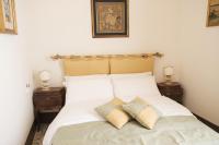 Habitación con cama grande y balcón