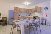 Central Comfort Apartment - Steps From All Amenities - Bed and Breakfast San Pawl il-Baħar