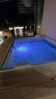 Seafront Penthouse with Sunset Views & Jacuzzi - Chambres d’hôtes Vlora