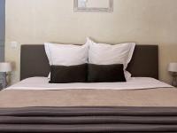 Zimmer mit Kingsize-Bett und Gartenblick.
