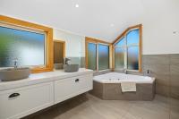 Lakeview King Suite - Cattleya Suite