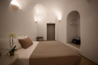 Full Moon | Iconic Two-Bedroom Cave Villa with Hot Tub and Caldera View