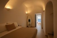 Full Moon | Iconic Two-Bedroom Cave Villa with Hot Tub and Caldera View