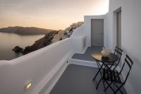 Heaven | Superior Cave Suite with Hot Tub and Caldera View
