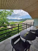 Ananuri veranda- hotel guest house - Ferienwohnung Ananuri