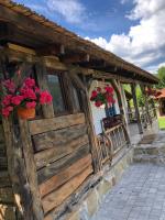 Casuta de sub deal - Bed and Breakfast Tăuți