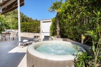 Family Four-Bedroom Apartment with Patio, Hot Tub and Sea View