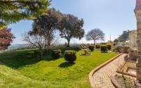 Old Vicarage Upper Apartment with Panoramic Views, Games Room & Stylish Interiors in Shanklin Old Village - Chambres d'hôtes Shanklin