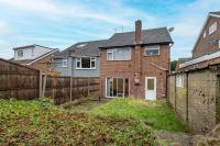 High Wycombe 4 Bedroom House Sleeps 8 Parking - By Roost Accommodation - B&B High Wycombe