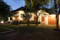 Entire Heritage Villa Family friendly in the Center of Yogya with Swimming Pool - Up to 9 people - Chambres d'hôtes Yogyakarta