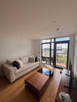 1-Bedroom Apartment with Private Balcony near Overground - B&B