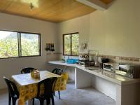 Hda San Vicente Yellow House Trails & Lodge - B&B Mindo