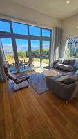 Home with Amazing Lake and Mountain Views - B&B Wanaka