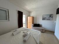 Chambre Triple - Vue sur la Piscine