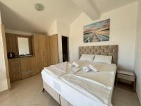 Chambre Triple - Vue sur la Piscine