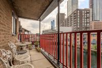 Cosy 1BR in Canary Wharf with Balcony 10min Tube - Chambres d'hôtes Londres