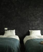 Habitación con cama grande y balcón