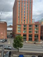 Large 2 bedroom 2 bathroom x6 person city center apartment with free underground parking - Chambres d'hôtes Belfast