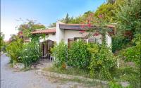 One-Bedroom Bungalow with Partial Sea View