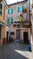 a pochi passi dal lago Vista vicolo - B&B