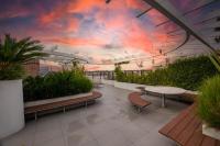 South Yarra Luxury Apartment - Free Parking, Skyline Rooftop Terrace Views - Bed and Breakfast Melbourne