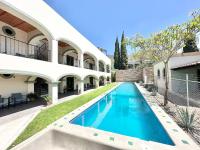 Apartment with Pool View