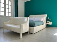 Habitación con cama grande y vistas al mar