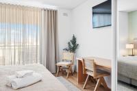 Cityscape Haven CBD Apartment with Balcony - B&B Perth
