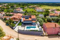 Villa Spa Otium for 8 people with 32 m2 heated pool, outdoor cinema, kids playground & spa area - Chambres d'hôtes Loborika