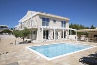 Villa OLIVIA - new and modern house with pool, souna, jacuzzi & playground, Ližnjan - Istra - Chambres d'hôtes Ližnjan